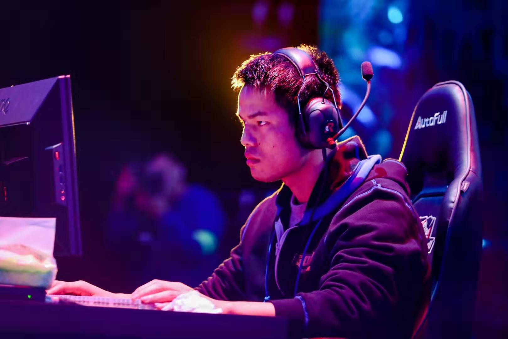 直是年轻球 直是年轻球